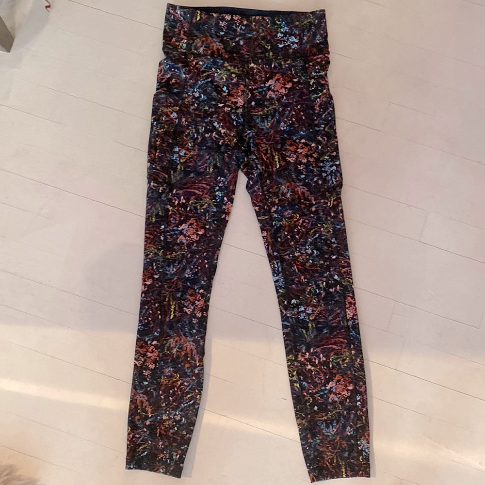 Lululemon leggings with pockets - never worn - size S